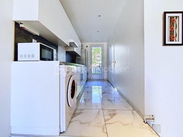 A Vendre - Maison F7 de 122m² avec forte rentabilité locative - Villeparisis.

Investisseurs, découvrez cette spacieuse maison F7 de 122m² située à Villeparisis, commune dynamique de Seine-et-Marne bénéficiant d'un accès rapide à Paris, à Roissy-CDG et aux principaux axes routiers.
Cette propriété offre un excellent potentiel locatif avec 5 chambres déjà louées, générant des revenus immédiats de 2600 euros mensuel. 

La maison comprend :
- cinq chambres en location
- une cuisine indépendante
- trois salles d'eau (dont 1 dépendante à une chambre)
- un WC
- une terrasse
- un agréable jardin privatif
Un sous-sol complète l'ensemble avec une pièce (travaux à prévoir),  offrant un beau potentiel pour créer un studio de type F1 , constituant ainsi une source de revenus supplémentaires. 

Ce bien s'adresse aussi bien à un investisseur souhaitant développer son patrimoine qu'à un acquéreur recherchant une opération offrant un potentiel d'optimisation locative.