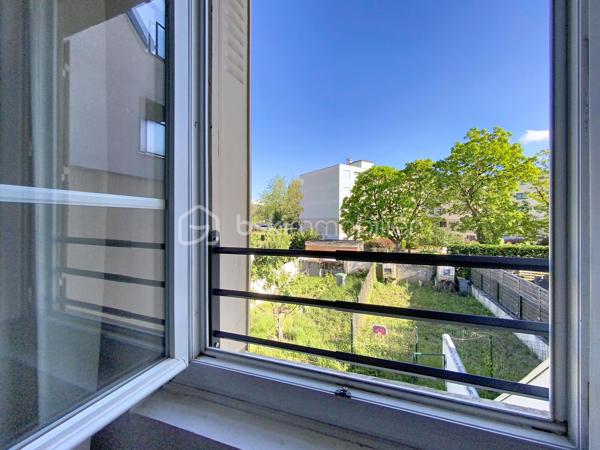 A Vendre - Maison F7 de 122m² avec forte rentabilité locative - Villeparisis.

Investisseurs, découvrez cette spacieuse maison F7 de 122m² située à Villeparisis, commune dynamique de Seine-et-Marne bénéficiant d'un accès rapide à Paris, à Roissy-CDG et aux principaux axes routiers.
Cette propriété offre un excellent potentiel locatif avec 5 chambres déjà louées, générant des revenus immédiats de 2600 euros mensuel. 

La maison comprend :
- cinq chambres en location
- une cuisine indépendante
- trois salles d'eau (dont 1 dépendante à une chambre)
- un WC
- une terrasse
- un agréable jardin privatif
Un sous-sol complète l'ensemble avec une pièce (travaux à prévoir),  offrant un beau potentiel pour créer un studio de type F1 , constituant ainsi une source de revenus supplémentaires. 

Ce bien s'adresse aussi bien à un investisseur souhaitant développer son patrimoine qu'à un acquéreur recherchant une opération offrant un potentiel d'optimisation locative.