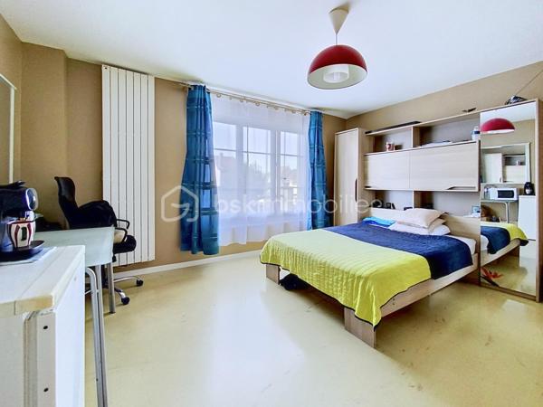 A Vendre - Maison F7 de 122m² avec forte rentabilité locative - Villeparisis.

Investisseurs, découvrez cette spacieuse maison F7 de 122m² située à Villeparisis, commune dynamique de Seine-et-Marne bénéficiant d'un accès rapide à Paris, à Roissy-CDG et aux principaux axes routiers.
Cette propriété offre un excellent potentiel locatif avec 5 chambres déjà louées, générant des revenus immédiats de 2600 euros mensuel. 

La maison comprend :
- cinq chambres en location
- une cuisine indépendante
- trois salles d'eau (dont 1 dépendante à une chambre)
- un WC
- une terrasse
- un agréable jardin privatif
Un sous-sol complète l'ensemble avec une pièce (travaux à prévoir),  offrant un beau potentiel pour créer un studio de type F1 , constituant ainsi une source de revenus supplémentaires. 

Ce bien s'adresse aussi bien à un investisseur souhaitant développer son patrimoine qu'à un acquéreur recherchant une opération offrant un potentiel d'optimisation locative.