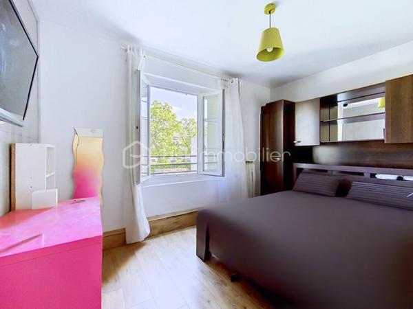 A Vendre - Maison F7 de 122m² avec forte rentabilité locative - Villeparisis.

Investisseurs, découvrez cette spacieuse maison F7 de 122m² située à Villeparisis, commune dynamique de Seine-et-Marne bénéficiant d'un accès rapide à Paris, à Roissy-CDG et aux principaux axes routiers.
Cette propriété offre un excellent potentiel locatif avec 5 chambres déjà louées, générant des revenus immédiats de 2600 euros mensuel. 

La maison comprend :
- cinq chambres en location
- une cuisine indépendante
- trois salles d'eau (dont 1 dépendante à une chambre)
- un WC
- une terrasse
- un agréable jardin privatif
Un sous-sol complète l'ensemble avec une pièce (travaux à prévoir),  offrant un beau potentiel pour créer un studio de type F1 , constituant ainsi une source de revenus supplémentaires. 

Ce bien s'adresse aussi bien à un investisseur souhaitant développer son patrimoine qu'à un acquéreur recherchant une opération offrant un potentiel d'optimisation locative.