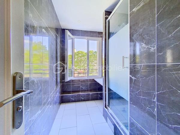 A Vendre - Maison F7 de 122m² avec forte rentabilité locative - Villeparisis.

Investisseurs, découvrez cette spacieuse maison F7 de 122m² située à Villeparisis, commune dynamique de Seine-et-Marne bénéficiant d'un accès rapide à Paris, à Roissy-CDG et aux principaux axes routiers.
Cette propriété offre un excellent potentiel locatif avec 5 chambres déjà louées, générant des revenus immédiats de 2600 euros mensuel. 

La maison comprend :
- cinq chambres en location
- une cuisine indépendante
- trois salles d'eau (dont 1 dépendante à une chambre)
- un WC
- une terrasse
- un agréable jardin privatif
Un sous-sol complète l'ensemble avec une pièce (travaux à prévoir),  offrant un beau potentiel pour créer un studio de type F1 , constituant ainsi une source de revenus supplémentaires. 

Ce bien s'adresse aussi bien à un investisseur souhaitant développer son patrimoine qu'à un acquéreur recherchant une opération offrant un potentiel d'optimisation locative.