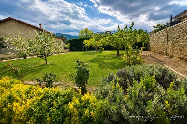 RETOURNAC CENTRE .Maison avec jardin proche de toutes commodités!