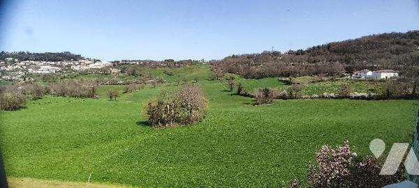 A Saint-Genest-Lerpt,  un appartement traversant de type 2 et place de parking