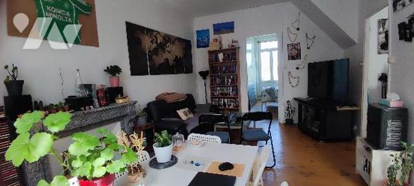 A Saint-Genest-Lerpt,  un appartement traversant de type 2 et place de parking