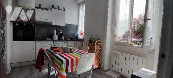 A Saint-Genest-Lerpt,  un appartement traversant de type 2 et place de parking