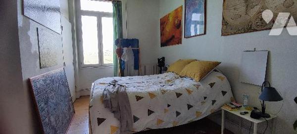 A Saint-Genest-Lerpt,  un appartement traversant de type 2 et place de parking