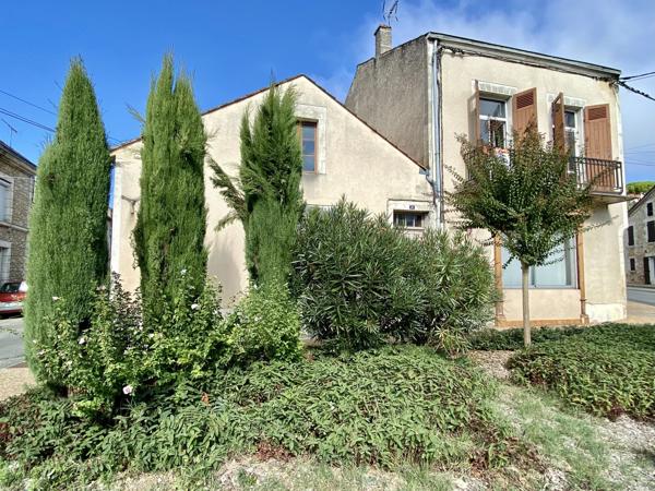 Grande demeure de ville à rafraîchir, avec jardin et et dépendance