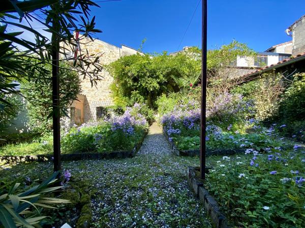 Grande demeure de ville à rafraîchir, avec jardin et et dépendance