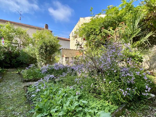 Grande demeure de ville à rafraîchir, avec jardin et et dépendance
