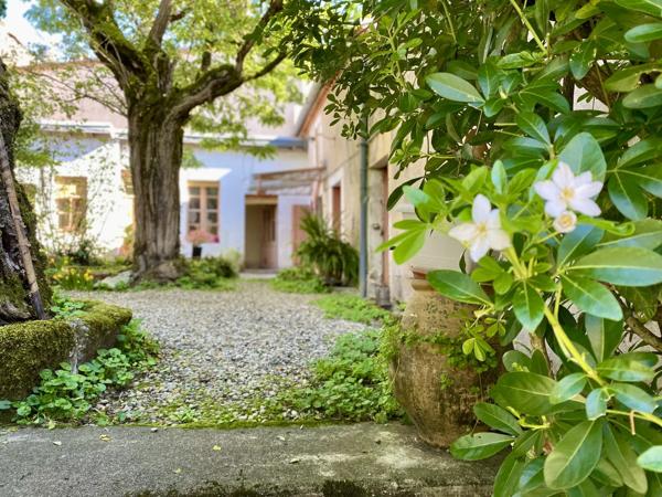 Grande demeure de ville à rafraîchir, avec jardin et et dépendance