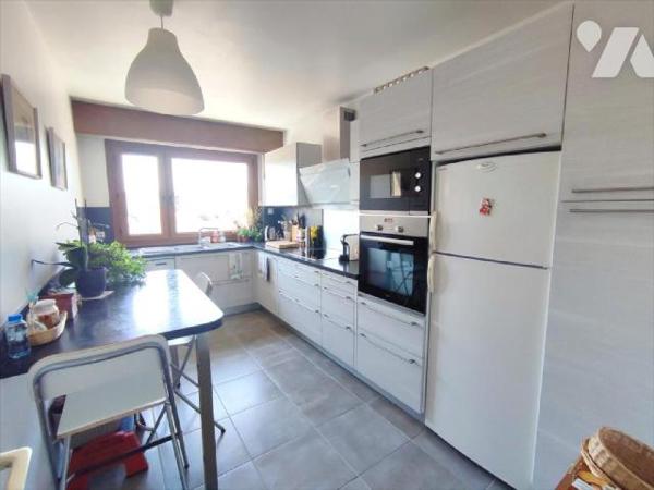 Cet appartement se situe au quatrième étage d'une résidence avec ascenseur au centre ville de L...