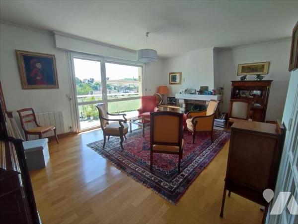 Cet appartement se situe au quatrième étage d'une résidence avec ascenseur au centre ville de L...