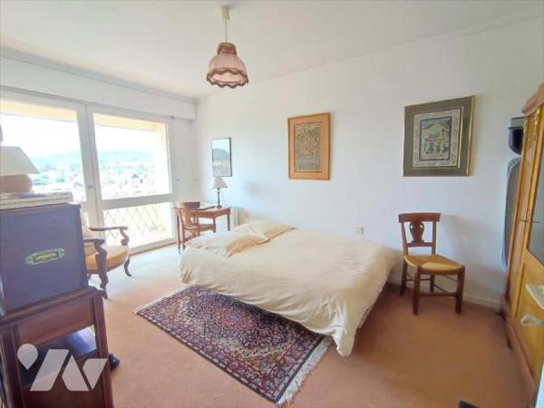 Cet appartement se situe au quatrième étage d'une résidence avec ascenseur au centre ville de L...