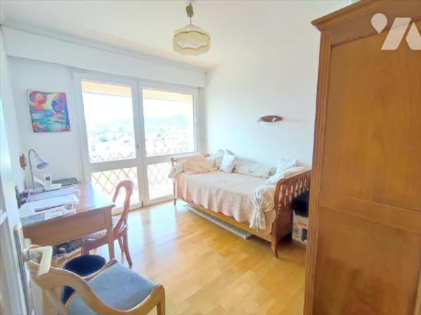 Cet appartement se situe au quatrième étage d'une résidence avec ascenseur au centre ville de L...