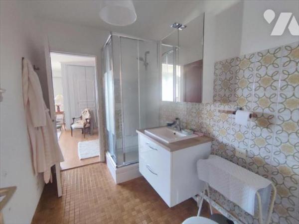 Cet appartement se situe au quatrième étage d'une résidence avec ascenseur au centre ville de L...