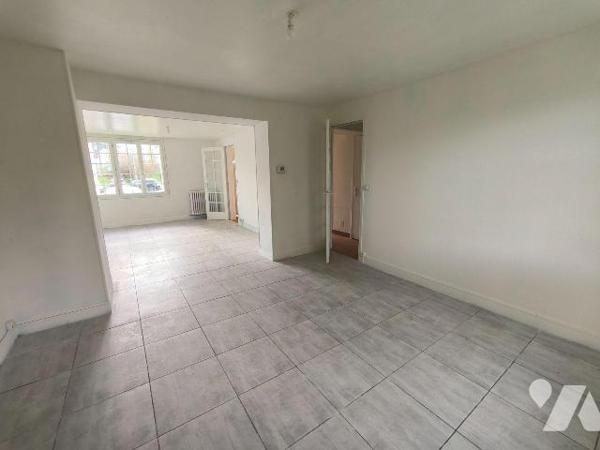 Cette maison se situe sur la commune de louviers, proche de toutes les commodités. Elle se comp...