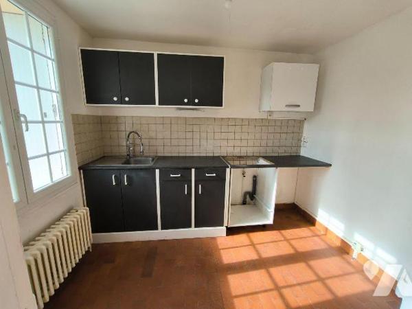 Cette maison se situe sur la commune de louviers, proche de toutes les commodités. Elle se comp...