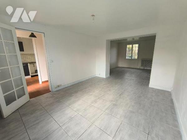 Cette maison se situe sur la commune de louviers, proche de toutes les commodités. Elle se comp...