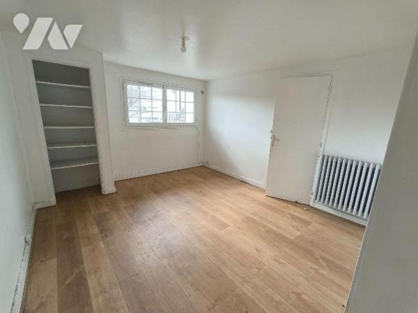 Cette maison se situe sur la commune de louviers, proche de toutes les commodités. Elle se comp...