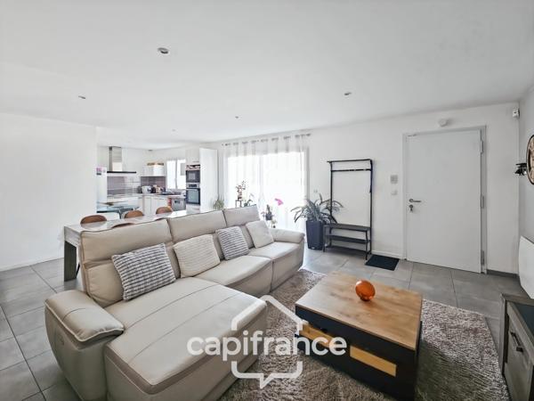 Maison de plain pied construite 2019, 3 chambres, jardin, garage, lumineuse, secteur calme, accès du jardin à la voie verte
