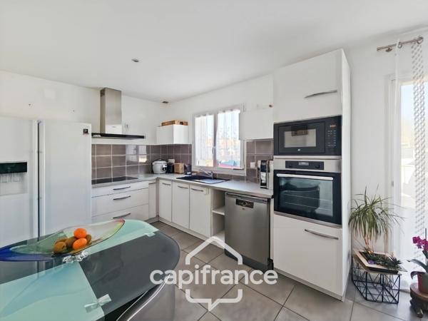 Maison de plain pied construite 2019, 3 chambres, jardin, garage, lumineuse, secteur calme, accès du jardin à la voie verte