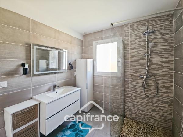 Maison de plain pied construite 2019, 3 chambres, jardin, garage, lumineuse, secteur calme, accès du jardin à la voie verte