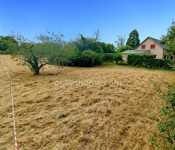 A Marmagne – Elegant terrain de 1 200 m², à deux pas du centre