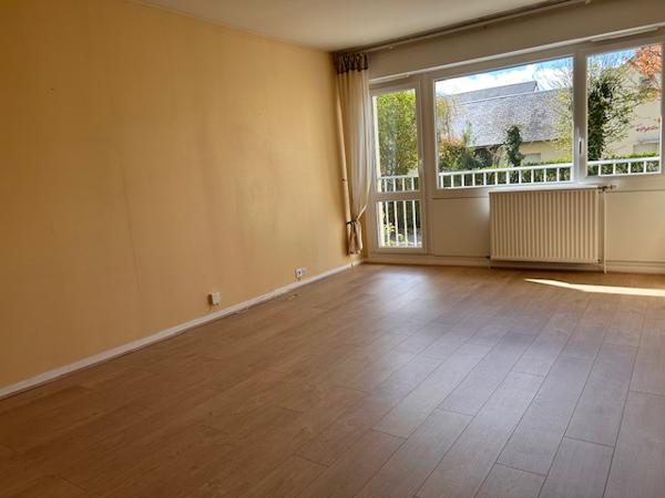 LISIEUX, dans une résidence appartement de type F3 de 63,92 m² au RDC avec cave et place de parking non attitrée , Lisieux