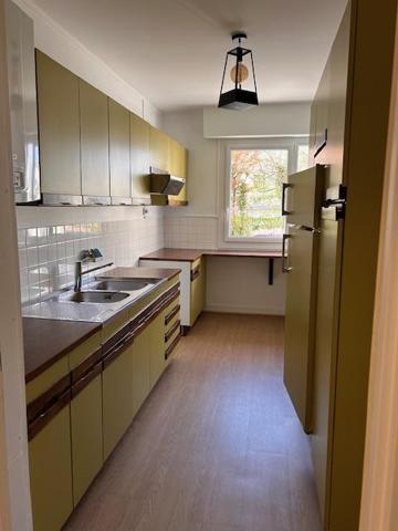 LISIEUX, dans une résidence appartement de type F3 de 63,92 m² au RDC avec cave et place de parking non attitrée , Lisieux
