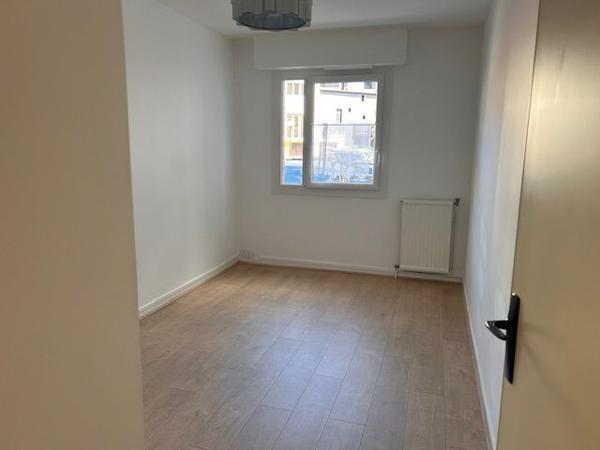 LISIEUX, dans une résidence appartement de type F3 de 63,92 m² au RDC avec cave et place de parking non attitrée , Lisieux