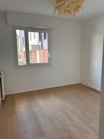 LISIEUX, dans une résidence appartement de type F3 de 63,92 m² au RDC avec cave et place de parking non attitrée , Lisieux