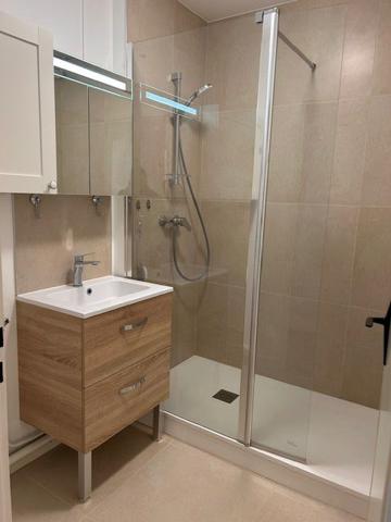 LISIEUX, dans une résidence appartement de type F3 de 63,92 m² au RDC avec cave et place de parking non attitrée , Lisieux