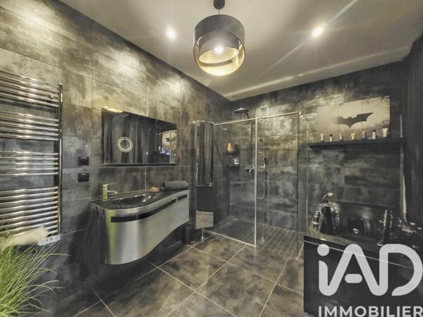 Maison à vendre 7 pièces 237 m² Cuers