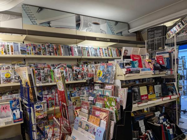 À VENDRE – Fonds de commerce avec appartement et parking – Paris 15ᵉ

À la suite d’un départ à la retraite, un fonds de commerce est proposé à la vente dans le 15ᵉ arrondissement de Paris. Il est idéalement situé dans un quartier commerçant particulièrement dynamique, à proximité immédiate du métro, de plusieurs lignes de bus et de toutes les commodités. Ce commerce bénéficie d’un environnement attractif, marqué par une forte fréquentation et une grande diversité de commerces aux alentours.

Le fonds de commerce, actuellement exploité en librairie, papeterie, presse et magasin de cadeaux, dispose d’une surface de vente d’environ 48 m². Il comprend également un sous-sol de 13 m², idéal pour le stockage ou l’organisation de réserves. Le bail 3/6/9 en cours autorise tous types de commerces. Autorisation FDJ à l’exception de la grande restauration avec extraction ainsi que des activités entraînant des nuisances.

En complément de l’espace commercial, la vente inclut un appartement de 74 m² situé au premier étage de l’immeuble. Ce logement, accessible par une entrée totalement indépendante, se compose de trois pièces : un salon, deux chambres, une cuisine, une salle d’eau et des toilettes séparées. Cet appartement offre un confort rare pour un ensemble commercial de ce type.

L’offre est également complétée par une place de parking située dans l’immeuble ainsi que par deux caves.

L’ensemble de ces lots bénéficie d’un loyer mensuel total de 1 986 € TTC, incluant le commerce, l’appartement, le parking et les caves.

Cet ensemble représente une opportunité idéale pour une personne souhaitant s’installer dans un quartier recherché, bénéficier d’un logement sur place et développer une activité commerciale dans un cadre attractif.