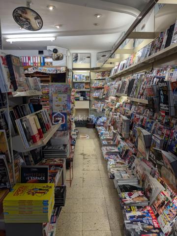 À VENDRE – Fonds de commerce avec appartement et parking – Paris 15ᵉ

À la suite d’un départ à la retraite, un fonds de commerce est proposé à la vente dans le 15ᵉ arrondissement de Paris. Il est idéalement situé dans un quartier commerçant particulièrement dynamique, à proximité immédiate du métro, de plusieurs lignes de bus et de toutes les commodités. Ce commerce bénéficie d’un environnement attractif, marqué par une forte fréquentation et une grande diversité de commerces aux alentours.

Le fonds de commerce, actuellement exploité en librairie, papeterie, presse et magasin de cadeaux, dispose d’une surface de vente d’environ 48 m². Il comprend également un sous-sol de 13 m², idéal pour le stockage ou l’organisation de réserves. Le bail 3/6/9 en cours autorise tous types de commerces. Autorisation FDJ à l’exception de la grande restauration avec extraction ainsi que des activités entraînant des nuisances.

En complément de l’espace commercial, la vente inclut un appartement de 74 m² situé au premier étage de l’immeuble. Ce logement, accessible par une entrée totalement indépendante, se compose de trois pièces : un salon, deux chambres, une cuisine, une salle d’eau et des toilettes séparées. Cet appartement offre un confort rare pour un ensemble commercial de ce type.

L’offre est également complétée par une place de parking située dans l’immeuble ainsi que par deux caves.

L’ensemble de ces lots bénéficie d’un loyer mensuel total de 1 986 € TTC, incluant le commerce, l’appartement, le parking et les caves.

Cet ensemble représente une opportunité idéale pour une personne souhaitant s’installer dans un quartier recherché, bénéficier d’un logement sur place et développer une activité commerciale dans un cadre attractif.