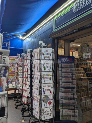 À VENDRE – Fonds de commerce avec appartement et parking – Paris 15ᵉ

À la suite d’un départ à la retraite, un fonds de commerce est proposé à la vente dans le 15ᵉ arrondissement de Paris. Il est idéalement situé dans un quartier commerçant particulièrement dynamique, à proximité immédiate du métro, de plusieurs lignes de bus et de toutes les commodités. Ce commerce bénéficie d’un environnement attractif, marqué par une forte fréquentation et une grande diversité de commerces aux alentours.

Le fonds de commerce, actuellement exploité en librairie, papeterie, presse et magasin de cadeaux, dispose d’une surface de vente d’environ 48 m². Il comprend également un sous-sol de 13 m², idéal pour le stockage ou l’organisation de réserves. Le bail 3/6/9 en cours autorise tous types de commerces. Autorisation FDJ à l’exception de la grande restauration avec extraction ainsi que des activités entraînant des nuisances.

En complément de l’espace commercial, la vente inclut un appartement de 74 m² situé au premier étage de l’immeuble. Ce logement, accessible par une entrée totalement indépendante, se compose de trois pièces : un salon, deux chambres, une cuisine, une salle d’eau et des toilettes séparées. Cet appartement offre un confort rare pour un ensemble commercial de ce type.

L’offre est également complétée par une place de parking située dans l’immeuble ainsi que par deux caves.

L’ensemble de ces lots bénéficie d’un loyer mensuel total de 1 986 € TTC, incluant le commerce, l’appartement, le parking et les caves.

Cet ensemble représente une opportunité idéale pour une personne souhaitant s’installer dans un quartier recherché, bénéficier d’un logement sur place et développer une activité commerciale dans un cadre attractif.