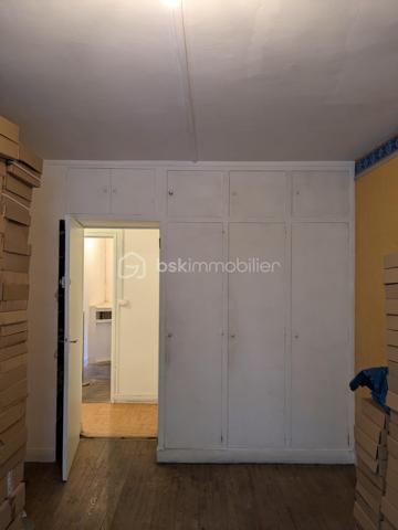 À VENDRE – Fonds de commerce avec appartement et parking – Paris 15ᵉ

À la suite d’un départ à la retraite, un fonds de commerce est proposé à la vente dans le 15ᵉ arrondissement de Paris. Il est idéalement situé dans un quartier commerçant particulièrement dynamique, à proximité immédiate du métro, de plusieurs lignes de bus et de toutes les commodités. Ce commerce bénéficie d’un environnement attractif, marqué par une forte fréquentation et une grande diversité de commerces aux alentours.

Le fonds de commerce, actuellement exploité en librairie, papeterie, presse et magasin de cadeaux, dispose d’une surface de vente d’environ 48 m². Il comprend également un sous-sol de 13 m², idéal pour le stockage ou l’organisation de réserves. Le bail 3/6/9 en cours autorise tous types de commerces. Autorisation FDJ à l’exception de la grande restauration avec extraction ainsi que des activités entraînant des nuisances.

En complément de l’espace commercial, la vente inclut un appartement de 74 m² situé au premier étage de l’immeuble. Ce logement, accessible par une entrée totalement indépendante, se compose de trois pièces : un salon, deux chambres, une cuisine, une salle d’eau et des toilettes séparées. Cet appartement offre un confort rare pour un ensemble commercial de ce type.

L’offre est également complétée par une place de parking située dans l’immeuble ainsi que par deux caves.

L’ensemble de ces lots bénéficie d’un loyer mensuel total de 1 986 € TTC, incluant le commerce, l’appartement, le parking et les caves.

Cet ensemble représente une opportunité idéale pour une personne souhaitant s’installer dans un quartier recherché, bénéficier d’un logement sur place et développer une activité commerciale dans un cadre attractif.