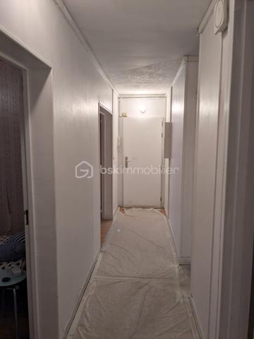 À VENDRE – Fonds de commerce avec appartement et parking – Paris 15ᵉ

À la suite d’un départ à la retraite, un fonds de commerce est proposé à la vente dans le 15ᵉ arrondissement de Paris. Il est idéalement situé dans un quartier commerçant particulièrement dynamique, à proximité immédiate du métro, de plusieurs lignes de bus et de toutes les commodités. Ce commerce bénéficie d’un environnement attractif, marqué par une forte fréquentation et une grande diversité de commerces aux alentours.

Le fonds de commerce, actuellement exploité en librairie, papeterie, presse et magasin de cadeaux, dispose d’une surface de vente d’environ 48 m². Il comprend également un sous-sol de 13 m², idéal pour le stockage ou l’organisation de réserves. Le bail 3/6/9 en cours autorise tous types de commerces. Autorisation FDJ à l’exception de la grande restauration avec extraction ainsi que des activités entraînant des nuisances.

En complément de l’espace commercial, la vente inclut un appartement de 74 m² situé au premier étage de l’immeuble. Ce logement, accessible par une entrée totalement indépendante, se compose de trois pièces : un salon, deux chambres, une cuisine, une salle d’eau et des toilettes séparées. Cet appartement offre un confort rare pour un ensemble commercial de ce type.

L’offre est également complétée par une place de parking située dans l’immeuble ainsi que par deux caves.

L’ensemble de ces lots bénéficie d’un loyer mensuel total de 1 986 € TTC, incluant le commerce, l’appartement, le parking et les caves.

Cet ensemble représente une opportunité idéale pour une personne souhaitant s’installer dans un quartier recherché, bénéficier d’un logement sur place et développer une activité commerciale dans un cadre attractif.