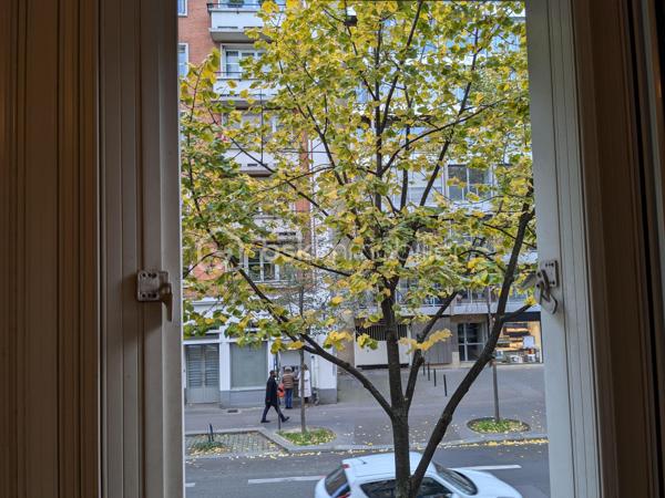 À VENDRE – Fonds de commerce avec appartement et parking – Paris 15ᵉ

À la suite d’un départ à la retraite, un fonds de commerce est proposé à la vente dans le 15ᵉ arrondissement de Paris. Il est idéalement situé dans un quartier commerçant particulièrement dynamique, à proximité immédiate du métro, de plusieurs lignes de bus et de toutes les commodités. Ce commerce bénéficie d’un environnement attractif, marqué par une forte fréquentation et une grande diversité de commerces aux alentours.

Le fonds de commerce, actuellement exploité en librairie, papeterie, presse et magasin de cadeaux, dispose d’une surface de vente d’environ 48 m². Il comprend également un sous-sol de 13 m², idéal pour le stockage ou l’organisation de réserves. Le bail 3/6/9 en cours autorise tous types de commerces. Autorisation FDJ à l’exception de la grande restauration avec extraction ainsi que des activités entraînant des nuisances.

En complément de l’espace commercial, la vente inclut un appartement de 74 m² situé au premier étage de l’immeuble. Ce logement, accessible par une entrée totalement indépendante, se compose de trois pièces : un salon, deux chambres, une cuisine, une salle d’eau et des toilettes séparées. Cet appartement offre un confort rare pour un ensemble commercial de ce type.

L’offre est également complétée par une place de parking située dans l’immeuble ainsi que par deux caves.

L’ensemble de ces lots bénéficie d’un loyer mensuel total de 1 986 € TTC, incluant le commerce, l’appartement, le parking et les caves.

Cet ensemble représente une opportunité idéale pour une personne souhaitant s’installer dans un quartier recherché, bénéficier d’un logement sur place et développer une activité commerciale dans un cadre attractif.
