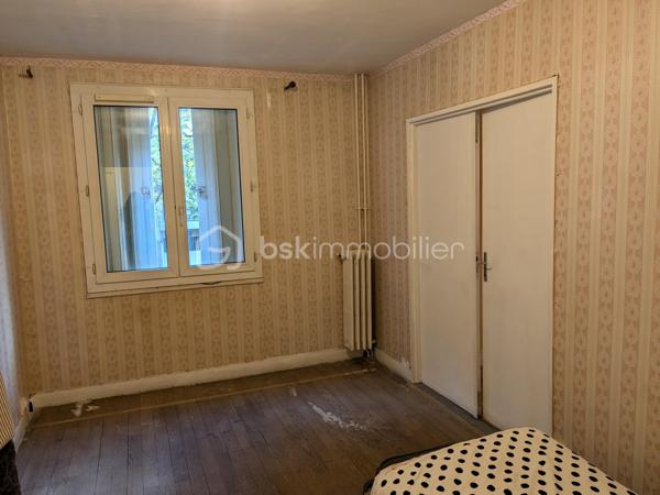 À VENDRE – Fonds de commerce avec appartement et parking – Paris 15ᵉ

À la suite d’un départ à la retraite, un fonds de commerce est proposé à la vente dans le 15ᵉ arrondissement de Paris. Il est idéalement situé dans un quartier commerçant particulièrement dynamique, à proximité immédiate du métro, de plusieurs lignes de bus et de toutes les commodités. Ce commerce bénéficie d’un environnement attractif, marqué par une forte fréquentation et une grande diversité de commerces aux alentours.

Le fonds de commerce, actuellement exploité en librairie, papeterie, presse et magasin de cadeaux, dispose d’une surface de vente d’environ 48 m². Il comprend également un sous-sol de 13 m², idéal pour le stockage ou l’organisation de réserves. Le bail 3/6/9 en cours autorise tous types de commerces. Autorisation FDJ à l’exception de la grande restauration avec extraction ainsi que des activités entraînant des nuisances.

En complément de l’espace commercial, la vente inclut un appartement de 74 m² situé au premier étage de l’immeuble. Ce logement, accessible par une entrée totalement indépendante, se compose de trois pièces : un salon, deux chambres, une cuisine, une salle d’eau et des toilettes séparées. Cet appartement offre un confort rare pour un ensemble commercial de ce type.

L’offre est également complétée par une place de parking située dans l’immeuble ainsi que par deux caves.

L’ensemble de ces lots bénéficie d’un loyer mensuel total de 1 986 € TTC, incluant le commerce, l’appartement, le parking et les caves.

Cet ensemble représente une opportunité idéale pour une personne souhaitant s’installer dans un quartier recherché, bénéficier d’un logement sur place et développer une activité commerciale dans un cadre attractif.
