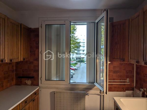 À VENDRE – Fonds de commerce avec appartement et parking – Paris 15ᵉ

À la suite d’un départ à la retraite, un fonds de commerce est proposé à la vente dans le 15ᵉ arrondissement de Paris. Il est idéalement situé dans un quartier commerçant particulièrement dynamique, à proximité immédiate du métro, de plusieurs lignes de bus et de toutes les commodités. Ce commerce bénéficie d’un environnement attractif, marqué par une forte fréquentation et une grande diversité de commerces aux alentours.

Le fonds de commerce, actuellement exploité en librairie, papeterie, presse et magasin de cadeaux, dispose d’une surface de vente d’environ 48 m². Il comprend également un sous-sol de 13 m², idéal pour le stockage ou l’organisation de réserves. Le bail 3/6/9 en cours autorise tous types de commerces. Autorisation FDJ à l’exception de la grande restauration avec extraction ainsi que des activités entraînant des nuisances.

En complément de l’espace commercial, la vente inclut un appartement de 74 m² situé au premier étage de l’immeuble. Ce logement, accessible par une entrée totalement indépendante, se compose de trois pièces : un salon, deux chambres, une cuisine, une salle d’eau et des toilettes séparées. Cet appartement offre un confort rare pour un ensemble commercial de ce type.

L’offre est également complétée par une place de parking située dans l’immeuble ainsi que par deux caves.

L’ensemble de ces lots bénéficie d’un loyer mensuel total de 1 986 € TTC, incluant le commerce, l’appartement, le parking et les caves.

Cet ensemble représente une opportunité idéale pour une personne souhaitant s’installer dans un quartier recherché, bénéficier d’un logement sur place et développer une activité commerciale dans un cadre attractif.