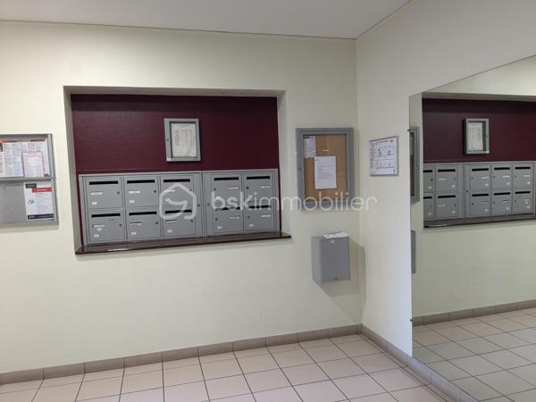 À VENDRE – Fonds de commerce avec appartement et parking – Paris 15ᵉ

À la suite d’un départ à la retraite, un fonds de commerce est proposé à la vente dans le 15ᵉ arrondissement de Paris. Il est idéalement situé dans un quartier commerçant particulièrement dynamique, à proximité immédiate du métro, de plusieurs lignes de bus et de toutes les commodités. Ce commerce bénéficie d’un environnement attractif, marqué par une forte fréquentation et une grande diversité de commerces aux alentours.

Le fonds de commerce, actuellement exploité en librairie, papeterie, presse et magasin de cadeaux, dispose d’une surface de vente d’environ 48 m². Il comprend également un sous-sol de 13 m², idéal pour le stockage ou l’organisation de réserves. Le bail 3/6/9 en cours autorise tous types de commerces. Autorisation FDJ à l’exception de la grande restauration avec extraction ainsi que des activités entraînant des nuisances.

En complément de l’espace commercial, la vente inclut un appartement de 74 m² situé au premier étage de l’immeuble. Ce logement, accessible par une entrée totalement indépendante, se compose de trois pièces : un salon, deux chambres, une cuisine, une salle d’eau et des toilettes séparées. Cet appartement offre un confort rare pour un ensemble commercial de ce type.

L’offre est également complétée par une place de parking située dans l’immeuble ainsi que par deux caves.

L’ensemble de ces lots bénéficie d’un loyer mensuel total de 1 986 € TTC, incluant le commerce, l’appartement, le parking et les caves.

Cet ensemble représente une opportunité idéale pour une personne souhaitant s’installer dans un quartier recherché, bénéficier d’un logement sur place et développer une activité commerciale dans un cadre attractif.