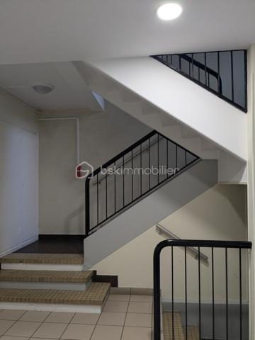 À VENDRE – Fonds de commerce avec appartement et parking – Paris 15ᵉ

À la suite d’un départ à la retraite, un fonds de commerce est proposé à la vente dans le 15ᵉ arrondissement de Paris. Il est idéalement situé dans un quartier commerçant particulièrement dynamique, à proximité immédiate du métro, de plusieurs lignes de bus et de toutes les commodités. Ce commerce bénéficie d’un environnement attractif, marqué par une forte fréquentation et une grande diversité de commerces aux alentours.

Le fonds de commerce, actuellement exploité en librairie, papeterie, presse et magasin de cadeaux, dispose d’une surface de vente d’environ 48 m². Il comprend également un sous-sol de 13 m², idéal pour le stockage ou l’organisation de réserves. Le bail 3/6/9 en cours autorise tous types de commerces. Autorisation FDJ à l’exception de la grande restauration avec extraction ainsi que des activités entraînant des nuisances.

En complément de l’espace commercial, la vente inclut un appartement de 74 m² situé au premier étage de l’immeuble. Ce logement, accessible par une entrée totalement indépendante, se compose de trois pièces : un salon, deux chambres, une cuisine, une salle d’eau et des toilettes séparées. Cet appartement offre un confort rare pour un ensemble commercial de ce type.

L’offre est également complétée par une place de parking située dans l’immeuble ainsi que par deux caves.

L’ensemble de ces lots bénéficie d’un loyer mensuel total de 1 986 € TTC, incluant le commerce, l’appartement, le parking et les caves.

Cet ensemble représente une opportunité idéale pour une personne souhaitant s’installer dans un quartier recherché, bénéficier d’un logement sur place et développer une activité commerciale dans un cadre attractif.