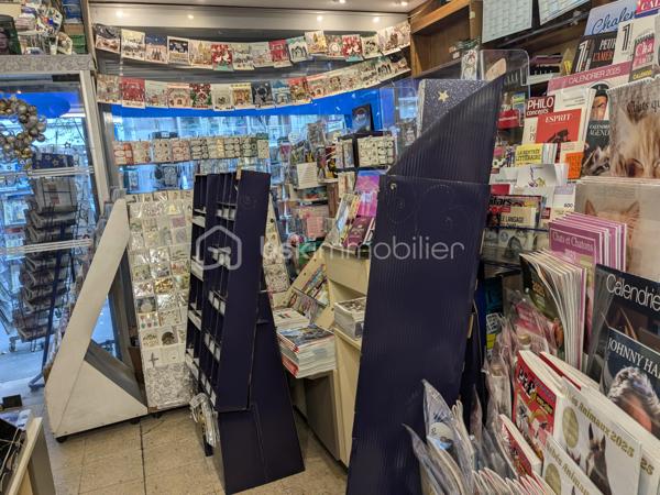 À VENDRE – Fonds de commerce avec appartement et parking – Paris 15ᵉ

À la suite d’un départ à la retraite, un fonds de commerce est proposé à la vente dans le 15ᵉ arrondissement de Paris. Il est idéalement situé dans un quartier commerçant particulièrement dynamique, à proximité immédiate du métro, de plusieurs lignes de bus et de toutes les commodités. Ce commerce bénéficie d’un environnement attractif, marqué par une forte fréquentation et une grande diversité de commerces aux alentours.

Le fonds de commerce, actuellement exploité en librairie, papeterie, presse et magasin de cadeaux, dispose d’une surface de vente d’environ 48 m². Il comprend également un sous-sol de 13 m², idéal pour le stockage ou l’organisation de réserves. Le bail 3/6/9 en cours autorise tous types de commerces. Autorisation FDJ à l’exception de la grande restauration avec extraction ainsi que des activités entraînant des nuisances.

En complément de l’espace commercial, la vente inclut un appartement de 74 m² situé au premier étage de l’immeuble. Ce logement, accessible par une entrée totalement indépendante, se compose de trois pièces : un salon, deux chambres, une cuisine, une salle d’eau et des toilettes séparées. Cet appartement offre un confort rare pour un ensemble commercial de ce type.

L’offre est également complétée par une place de parking située dans l’immeuble ainsi que par deux caves.

L’ensemble de ces lots bénéficie d’un loyer mensuel total de 1 986 € TTC, incluant le commerce, l’appartement, le parking et les caves.

Cet ensemble représente une opportunité idéale pour une personne souhaitant s’installer dans un quartier recherché, bénéficier d’un logement sur place et développer une activité commerciale dans un cadre attractif.