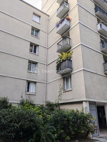 À VENDRE – Fonds de commerce avec appartement et parking – Paris 15ᵉ

À la suite d’un départ à la retraite, un fonds de commerce est proposé à la vente dans le 15ᵉ arrondissement de Paris. Il est idéalement situé dans un quartier commerçant particulièrement dynamique, à proximité immédiate du métro, de plusieurs lignes de bus et de toutes les commodités. Ce commerce bénéficie d’un environnement attractif, marqué par une forte fréquentation et une grande diversité de commerces aux alentours.

Le fonds de commerce, actuellement exploité en librairie, papeterie, presse et magasin de cadeaux, dispose d’une surface de vente d’environ 48 m². Il comprend également un sous-sol de 13 m², idéal pour le stockage ou l’organisation de réserves. Le bail 3/6/9 en cours autorise tous types de commerces. Autorisation FDJ à l’exception de la grande restauration avec extraction ainsi que des activités entraînant des nuisances.

En complément de l’espace commercial, la vente inclut un appartement de 74 m² situé au premier étage de l’immeuble. Ce logement, accessible par une entrée totalement indépendante, se compose de trois pièces : un salon, deux chambres, une cuisine, une salle d’eau et des toilettes séparées. Cet appartement offre un confort rare pour un ensemble commercial de ce type.

L’offre est également complétée par une place de parking située dans l’immeuble ainsi que par deux caves.

L’ensemble de ces lots bénéficie d’un loyer mensuel total de 1 986 € TTC, incluant le commerce, l’appartement, le parking et les caves.

Cet ensemble représente une opportunité idéale pour une personne souhaitant s’installer dans un quartier recherché, bénéficier d’un logement sur place et développer une activité commerciale dans un cadre attractif.