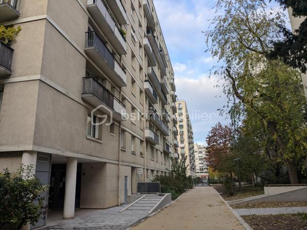 À VENDRE – Fonds de commerce avec appartement et parking – Paris 15ᵉ

À la suite d’un départ à la retraite, un fonds de commerce est proposé à la vente dans le 15ᵉ arrondissement de Paris. Il est idéalement situé dans un quartier commerçant particulièrement dynamique, à proximité immédiate du métro, de plusieurs lignes de bus et de toutes les commodités. Ce commerce bénéficie d’un environnement attractif, marqué par une forte fréquentation et une grande diversité de commerces aux alentours.

Le fonds de commerce, actuellement exploité en librairie, papeterie, presse et magasin de cadeaux, dispose d’une surface de vente d’environ 48 m². Il comprend également un sous-sol de 13 m², idéal pour le stockage ou l’organisation de réserves. Le bail 3/6/9 en cours autorise tous types de commerces. Autorisation FDJ à l’exception de la grande restauration avec extraction ainsi que des activités entraînant des nuisances.

En complément de l’espace commercial, la vente inclut un appartement de 74 m² situé au premier étage de l’immeuble. Ce logement, accessible par une entrée totalement indépendante, se compose de trois pièces : un salon, deux chambres, une cuisine, une salle d’eau et des toilettes séparées. Cet appartement offre un confort rare pour un ensemble commercial de ce type.

L’offre est également complétée par une place de parking située dans l’immeuble ainsi que par deux caves.

L’ensemble de ces lots bénéficie d’un loyer mensuel total de 1 986 € TTC, incluant le commerce, l’appartement, le parking et les caves.

Cet ensemble représente une opportunité idéale pour une personne souhaitant s’installer dans un quartier recherché, bénéficier d’un logement sur place et développer une activité commerciale dans un cadre attractif.