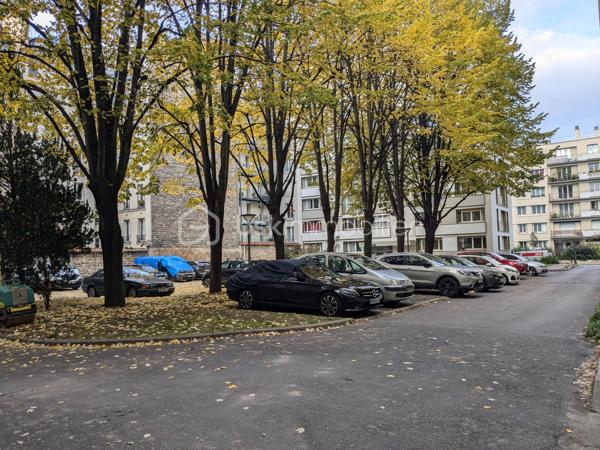 À VENDRE – Fonds de commerce avec appartement et parking – Paris 15ᵉ

À la suite d’un départ à la retraite, un fonds de commerce est proposé à la vente dans le 15ᵉ arrondissement de Paris. Il est idéalement situé dans un quartier commerçant particulièrement dynamique, à proximité immédiate du métro, de plusieurs lignes de bus et de toutes les commodités. Ce commerce bénéficie d’un environnement attractif, marqué par une forte fréquentation et une grande diversité de commerces aux alentours.

Le fonds de commerce, actuellement exploité en librairie, papeterie, presse et magasin de cadeaux, dispose d’une surface de vente d’environ 48 m². Il comprend également un sous-sol de 13 m², idéal pour le stockage ou l’organisation de réserves. Le bail 3/6/9 en cours autorise tous types de commerces. Autorisation FDJ à l’exception de la grande restauration avec extraction ainsi que des activités entraînant des nuisances.

En complément de l’espace commercial, la vente inclut un appartement de 74 m² situé au premier étage de l’immeuble. Ce logement, accessible par une entrée totalement indépendante, se compose de trois pièces : un salon, deux chambres, une cuisine, une salle d’eau et des toilettes séparées. Cet appartement offre un confort rare pour un ensemble commercial de ce type.

L’offre est également complétée par une place de parking située dans l’immeuble ainsi que par deux caves.

L’ensemble de ces lots bénéficie d’un loyer mensuel total de 1 986 € TTC, incluant le commerce, l’appartement, le parking et les caves.

Cet ensemble représente une opportunité idéale pour une personne souhaitant s’installer dans un quartier recherché, bénéficier d’un logement sur place et développer une activité commerciale dans un cadre attractif.