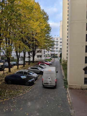À VENDRE – Fonds de commerce avec appartement et parking – Paris 15ᵉ

À la suite d’un départ à la retraite, un fonds de commerce est proposé à la vente dans le 15ᵉ arrondissement de Paris. Il est idéalement situé dans un quartier commerçant particulièrement dynamique, à proximité immédiate du métro, de plusieurs lignes de bus et de toutes les commodités. Ce commerce bénéficie d’un environnement attractif, marqué par une forte fréquentation et une grande diversité de commerces aux alentours.

Le fonds de commerce, actuellement exploité en librairie, papeterie, presse et magasin de cadeaux, dispose d’une surface de vente d’environ 48 m². Il comprend également un sous-sol de 13 m², idéal pour le stockage ou l’organisation de réserves. Le bail 3/6/9 en cours autorise tous types de commerces. Autorisation FDJ à l’exception de la grande restauration avec extraction ainsi que des activités entraînant des nuisances.

En complément de l’espace commercial, la vente inclut un appartement de 74 m² situé au premier étage de l’immeuble. Ce logement, accessible par une entrée totalement indépendante, se compose de trois pièces : un salon, deux chambres, une cuisine, une salle d’eau et des toilettes séparées. Cet appartement offre un confort rare pour un ensemble commercial de ce type.

L’offre est également complétée par une place de parking située dans l’immeuble ainsi que par deux caves.

L’ensemble de ces lots bénéficie d’un loyer mensuel total de 1 986 € TTC, incluant le commerce, l’appartement, le parking et les caves.

Cet ensemble représente une opportunité idéale pour une personne souhaitant s’installer dans un quartier recherché, bénéficier d’un logement sur place et développer une activité commerciale dans un cadre attractif.