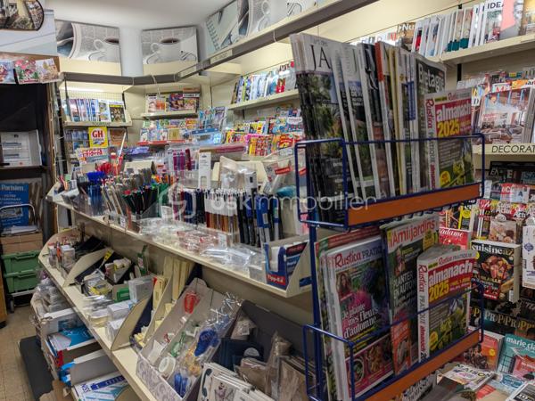À VENDRE – Fonds de commerce avec appartement et parking – Paris 15ᵉ

À la suite d’un départ à la retraite, un fonds de commerce est proposé à la vente dans le 15ᵉ arrondissement de Paris. Il est idéalement situé dans un quartier commerçant particulièrement dynamique, à proximité immédiate du métro, de plusieurs lignes de bus et de toutes les commodités. Ce commerce bénéficie d’un environnement attractif, marqué par une forte fréquentation et une grande diversité de commerces aux alentours.

Le fonds de commerce, actuellement exploité en librairie, papeterie, presse et magasin de cadeaux, dispose d’une surface de vente d’environ 48 m². Il comprend également un sous-sol de 13 m², idéal pour le stockage ou l’organisation de réserves. Le bail 3/6/9 en cours autorise tous types de commerces. Autorisation FDJ à l’exception de la grande restauration avec extraction ainsi que des activités entraînant des nuisances.

En complément de l’espace commercial, la vente inclut un appartement de 74 m² situé au premier étage de l’immeuble. Ce logement, accessible par une entrée totalement indépendante, se compose de trois pièces : un salon, deux chambres, une cuisine, une salle d’eau et des toilettes séparées. Cet appartement offre un confort rare pour un ensemble commercial de ce type.

L’offre est également complétée par une place de parking située dans l’immeuble ainsi que par deux caves.

L’ensemble de ces lots bénéficie d’un loyer mensuel total de 1 986 € TTC, incluant le commerce, l’appartement, le parking et les caves.

Cet ensemble représente une opportunité idéale pour une personne souhaitant s’installer dans un quartier recherché, bénéficier d’un logement sur place et développer une activité commerciale dans un cadre attractif.