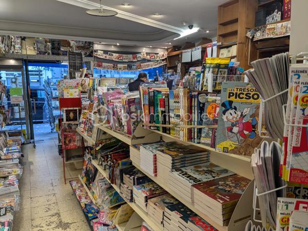 À VENDRE – Fonds de commerce avec appartement et parking – Paris 15ᵉ

À la suite d’un départ à la retraite, un fonds de commerce est proposé à la vente dans le 15ᵉ arrondissement de Paris. Il est idéalement situé dans un quartier commerçant particulièrement dynamique, à proximité immédiate du métro, de plusieurs lignes de bus et de toutes les commodités. Ce commerce bénéficie d’un environnement attractif, marqué par une forte fréquentation et une grande diversité de commerces aux alentours.

Le fonds de commerce, actuellement exploité en librairie, papeterie, presse et magasin de cadeaux, dispose d’une surface de vente d’environ 48 m². Il comprend également un sous-sol de 13 m², idéal pour le stockage ou l’organisation de réserves. Le bail 3/6/9 en cours autorise tous types de commerces. Autorisation FDJ à l’exception de la grande restauration avec extraction ainsi que des activités entraînant des nuisances.

En complément de l’espace commercial, la vente inclut un appartement de 74 m² situé au premier étage de l’immeuble. Ce logement, accessible par une entrée totalement indépendante, se compose de trois pièces : un salon, deux chambres, une cuisine, une salle d’eau et des toilettes séparées. Cet appartement offre un confort rare pour un ensemble commercial de ce type.

L’offre est également complétée par une place de parking située dans l’immeuble ainsi que par deux caves.

L’ensemble de ces lots bénéficie d’un loyer mensuel total de 1 986 € TTC, incluant le commerce, l’appartement, le parking et les caves.

Cet ensemble représente une opportunité idéale pour une personne souhaitant s’installer dans un quartier recherché, bénéficier d’un logement sur place et développer une activité commerciale dans un cadre attractif.